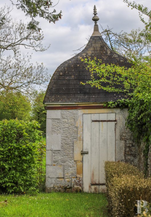 A 19th-century house bordered by a moat, in the Pays d'Auge region, in Normandy  - photo  n°6